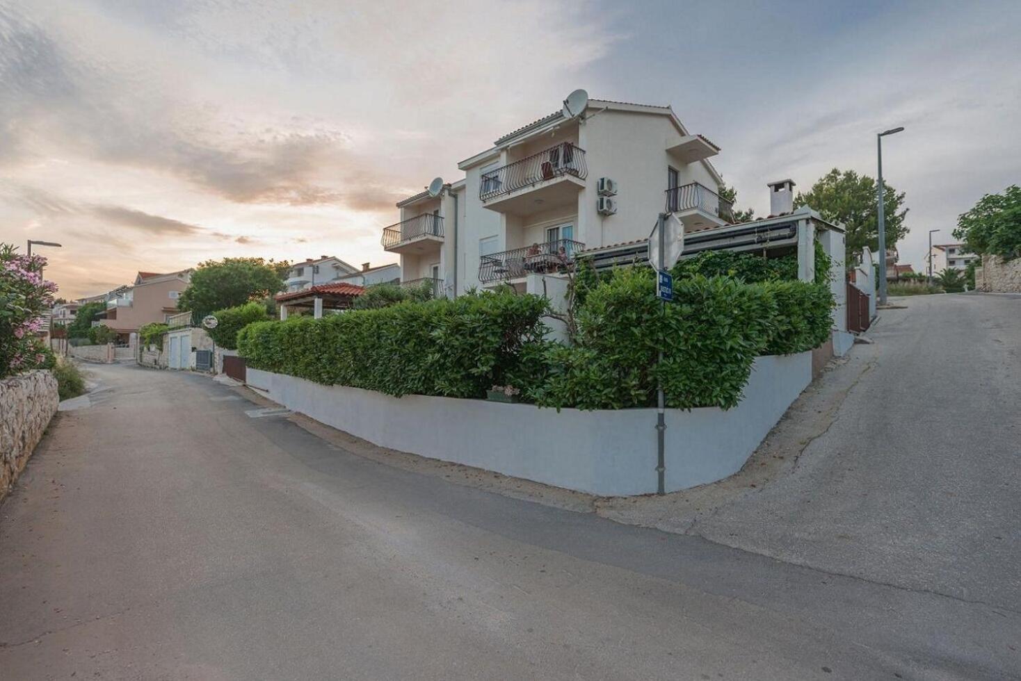 Apartments Brane - 100M From The Beach トロギール エクステリア 写真